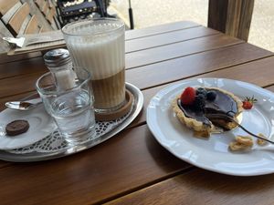 Veganes Schokotartlett und Latte mit Haferdrink  at Zucker Zwerg  in Oy-mittelberg