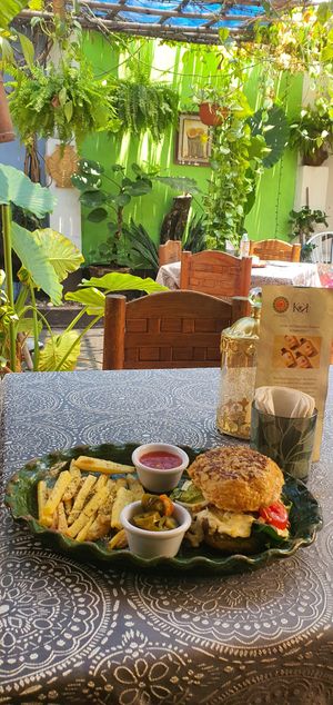 Hamburguesa de avena con papas at Ganesha Restaurante Vegetariano in Cuautla