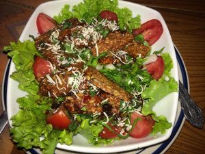 Thai Tempeh Salad at Clover in San Pedro La Laguna