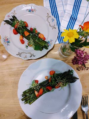 Asparagus with strawberries at Valleponci in Savona