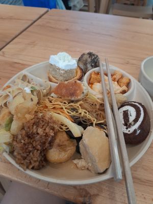 The buffet provides a lot of different dishes. My personal favourites are the fried mushrooms, fried tofu&bok choy soup, egg tart, and the sweet fried (cornflake?) puffs at Su Man Xiang Vegetarian Buffet - 素满香·素食自助餐(福田金中环店) in Shenzhen