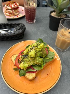 die pancakes im hintergrund sind nicht-vegan, aber es gibt ein paar, die auch vegan sind at BASECOFFEE in Nuremberg