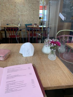 Ich verstehe die Notwendigkeit der Trennwände, die gelb-schwarzen Warnstreifen machen es aber nicht gerade gemütlicher. Außerdem bekam ich alleine keinen der „schönen“ Tisc at Cafe Josefina in Munich