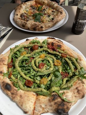 Hinten Pizza Verdura vorne Spezial mit Ruccola und Avocado   at Slap Pizza in Frankfurt