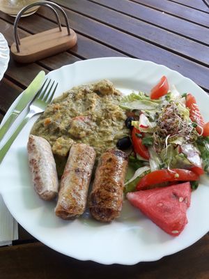 Green salad with smoked tofu, sajgonki and salad at Vege Club Amar in Szczecin