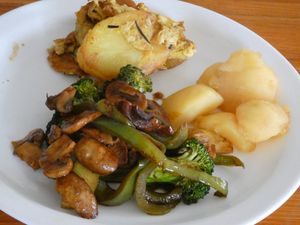 vegan - mushroom mix with tamari, green beans and broccoli  at Omassim in Santo Isidoro