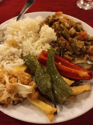 Arroz blanco, verduras y judías en salsa at Yoruk Restaurant Cafe in Cirali