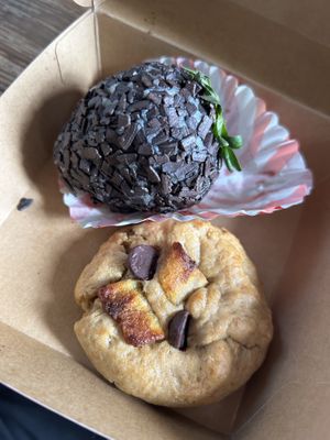 Banella 4€
strawberry coxinha 4,50€
  at Mozi Bakes - Pop Up in Amsterdam