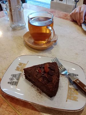 Chocolate cake and basil rose tea 🌹 at Kitten Company in Kyoto