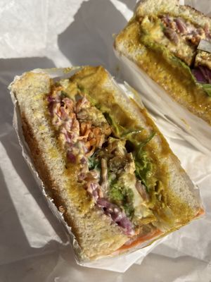 Sando tofu sauce curry (Tofu, salade, avocat, chou rouge, carottes, sésame, cébette)  at O Sando in Mons