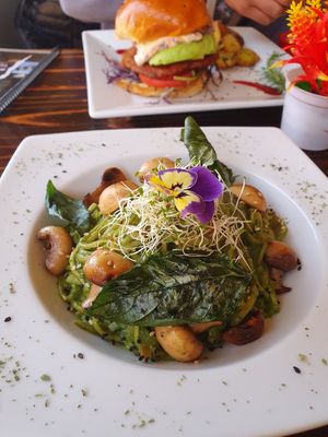 Pâtes au pesto et burger at Street Vegano - Cafe Restaurante in Cusco