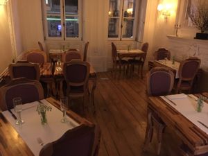 front dining room  at Em Carne Viva in Porto