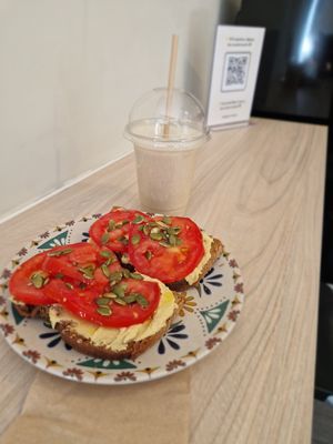 Humustost und bananensmoothie at VeggieSue in Santiago De Compostela