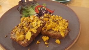 Tosta tofu revuelto at Koffushi in Tenerife