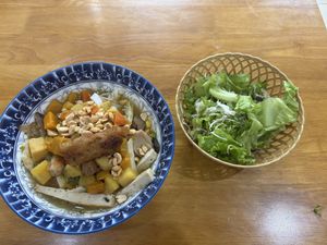 ビーガン春巻き、野菜、麺をピーナッツソースで食べます  at Chay Trí Ngộ in Da Nang