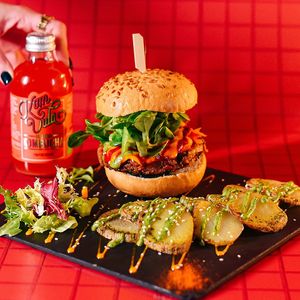 Yanomami   
Disfruta de nuestra deliciosa carne vegetal artesanal, elaborada con una combinación exquisita de patata, alubias rojas y escamas de cebolla. Este plato está acompañado de frescas zanahorias, pepino crocante y canónigos, tod at Logan's Garden in Madrid