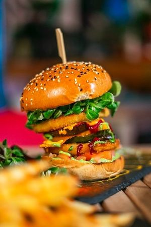 La Hipster  
¡Atrévete a disfrutar de algo realmente espectacular con nuestra «Hipster»! Este plato consta de dos jugosas rodajas de carne de pollo vegano, perfectamente acompañadas de calabaza, calabacín y berenjena asados al horno, todo sobre una at Logan's Garden in Madrid