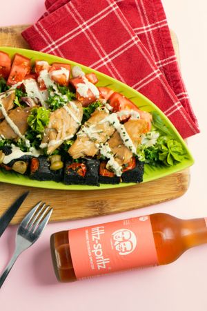 ¡Descubre el plato Logan en Cantina 33! Esta deliciosa ensalada combina una base fresca de lechuga con trozos de focaccia negra, no pollo y jugosos tomates, todo acompañado de nu at Logan's Garden in Madrid