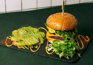 Descubre nuestro delicioso plato Red Dragon, una hamburguesa elaborada artesanalmente con carne vegetal de garbanzos, remolacha y tomate seco. Este sabroso manjar se acompaña de c at Logan's Garden in Madrid