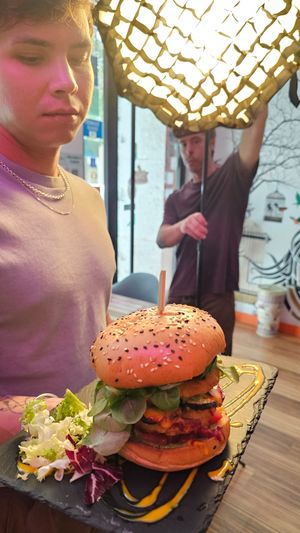 Nuestras burgers son estrellas! at Logan's Garden in Madrid