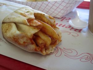 Pita patate!
Pita, French fries, garlic sauce, ketchup, coleslaw.
Paradise in your mouth. at 57 Cals in Laval
