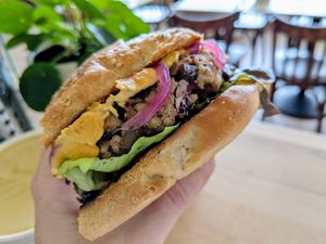 Ultime cheese burger : 
Buns moelleux maison, steak végétal de riz de Camargue et haricot rouge, pickles oignon rouge, sauce fromagère noix de cajou et sauce barbecue  at Les Soeurs Veg in Cornebarrieu