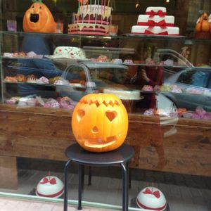 windo for Halloween at Edes Elet Cukraszda in Budapest