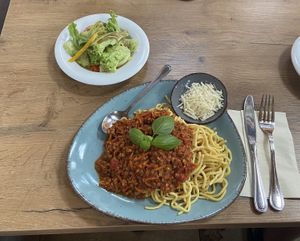 Spaghetti mit Linsen-Karotten-Bolognese mit veganem Käse und kleinem Beilagensalat   at Fasslwirtschaft in Riedenburg