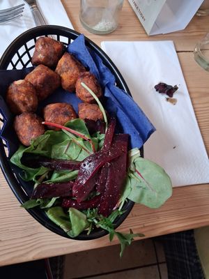 Wilted salad at The Half Moon in Shaftesbury