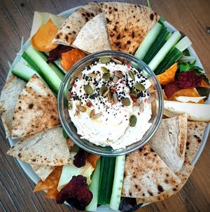 Plato de hummus at Mojokite in Castelldefels