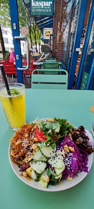 Thai Bowl und Mango-Maracuja-Limo at Kaspar Schmauser in Hamburg