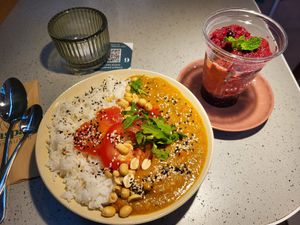 Sweet potato peanut curry and summerberry cheesecake at Kaspar Schmauser in Hamburg