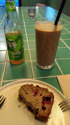 Apfelschorle, Peanut butter smoothie and banana cake at Kaspar Schmauser in Hamburg