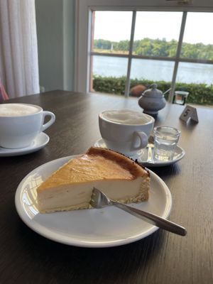 Veganer Käsekuchen und Cappuccino mit Hafermilch.   at Ruppiner Feingebäck in Rheinsberg