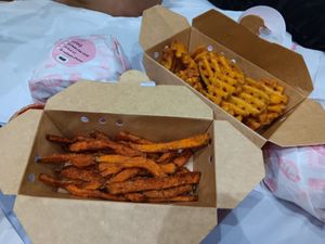 Patate dolci e patate fritte a waffle at Dirty Vegan Burgers by Taster in Nice