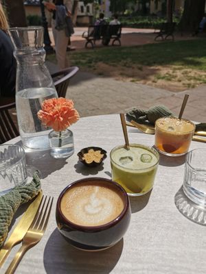 Oat cappuccino and fresh juice of the day at Lundi au soleil  in Annecy