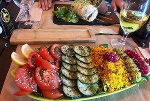 Ven a probar nuestro Perro Flauta en Elena´s, ubicado en la calle de Campomanes 5, Madrid. Este plato está diseñado para que tu día fluya, llenándote de energía y positividad at Elena's - Cantina 33 in Madrid