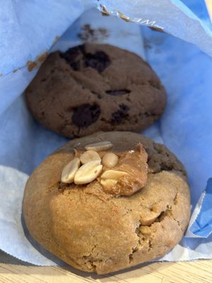 The Vegan New Yorker - dark chocolate & Vegan Texas Life - Peanutbutter and peanuts 8,30€  at Cookiele Antwerp in Antwerpen