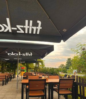 Tolle Terrasse mit tollem Spielplatz - auf Nachfrage bekommt man sogar ein Malset zum Überbrücken der (meist kurzen) Wartezeit. Meine Kleinen freuen sich immer total.  at BAO BAO in Wolfsburg