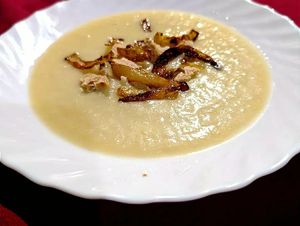 Crema de porro con cebola caramelizad at Centro Social Autoxestionado A Hedreira in Lugo