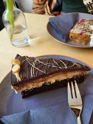 Snickers cake at Manos Vegan Cake in Hamburg