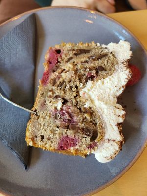 Raspberry chocolate chip banana bread at Manos Vegan Cake in Hamburg