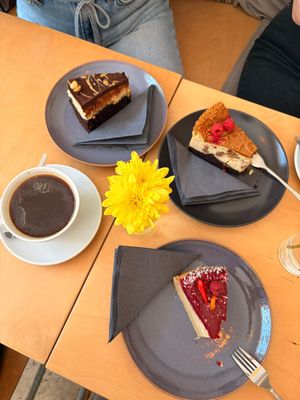 Snickers, biscoff and lemon-berries cheesecakes at Manos Vegan Cake in Hamburg