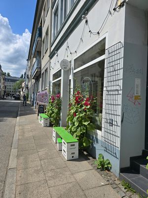 Outside at Manos Vegan Cake in Hamburg