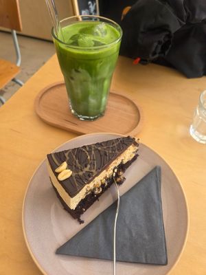 Snickers-Kuchen und Iced Matcha-Latte at Manos Vegan Cake in Hamburg
