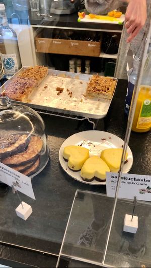 Veganer Apfelkuchen (hinten) at Zurueck zum Glueck in Hannover