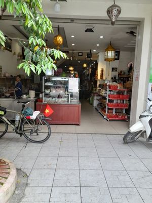 Looking in at Cơm Chay Hoàng Kim in Ho Chi Minh City