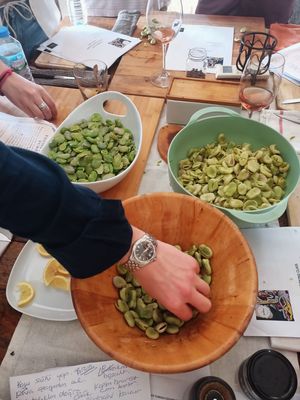 Hands-on moments from our workshop — shelling fresh fava beans together. A seasonal ritual of patience, connection, and joy. Nothing tastes better than shared effort.  at Delidolu Wholesome Kitchen in Bodrum