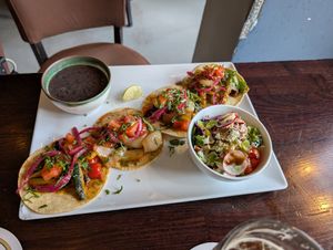 Tacos mit Gemüse, schwarzen Bohnen und Salat at Vamos in Berlin