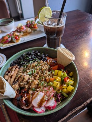 Bowl Quinoa Vegano at Vamos in Berlin